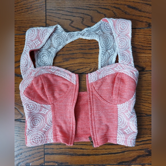 XS Crop Top - Picture 2 of 7